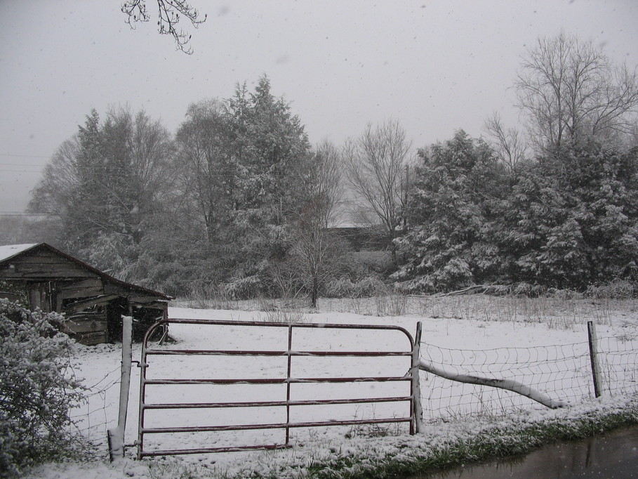 Maggie Valley, NC: Snowy barn scene behind Joey's Restaurant in Maggie Valley