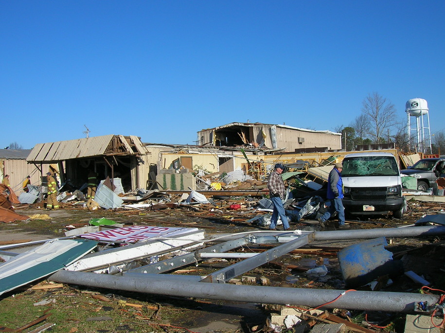 Dumas, AR: DEVISTATION AFTER THE TORNADO THAT HIT THE TOWN OF DUMAS ARRKANSAS FEB 24, 2007