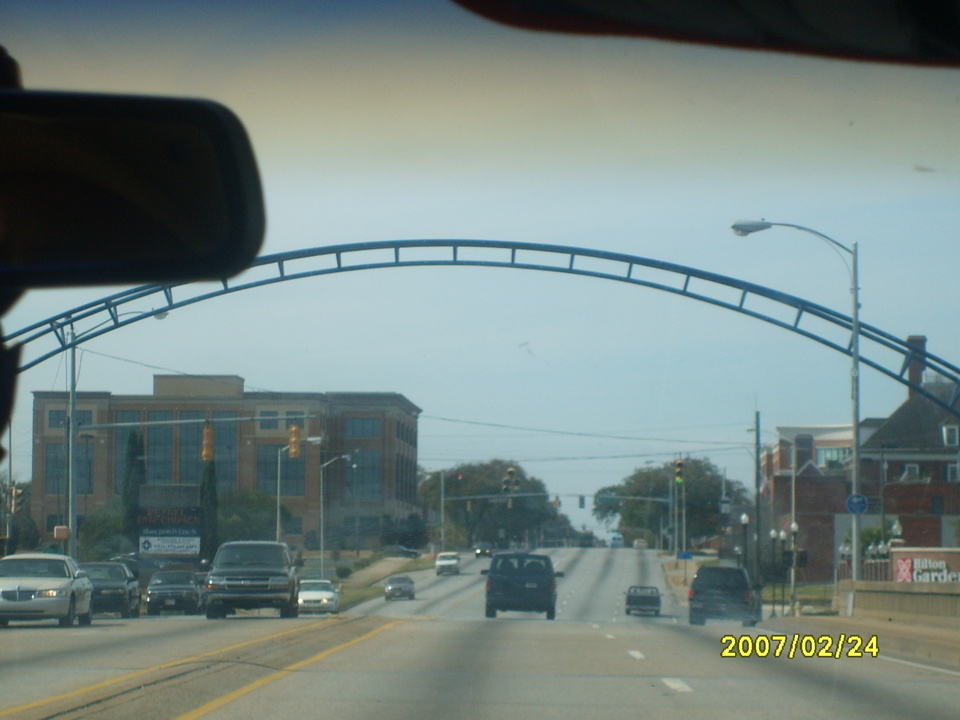 Albany, GA: This is a view Downtown Albany,Ga driving on West Oglethorpe Blvd.