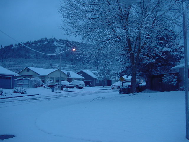 Lowell, OR: Winter Snow in Lowell Oregon