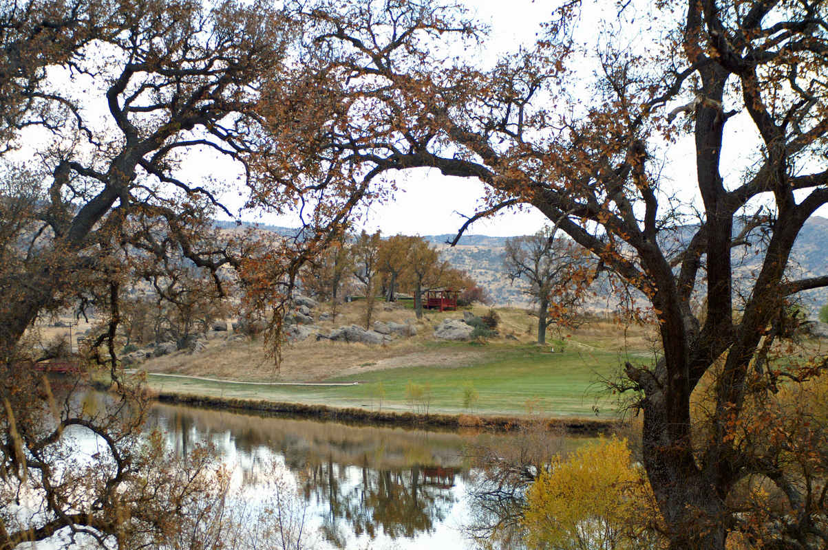 Tehachapi, CA: lake overlooking golf course in Stallion Springs