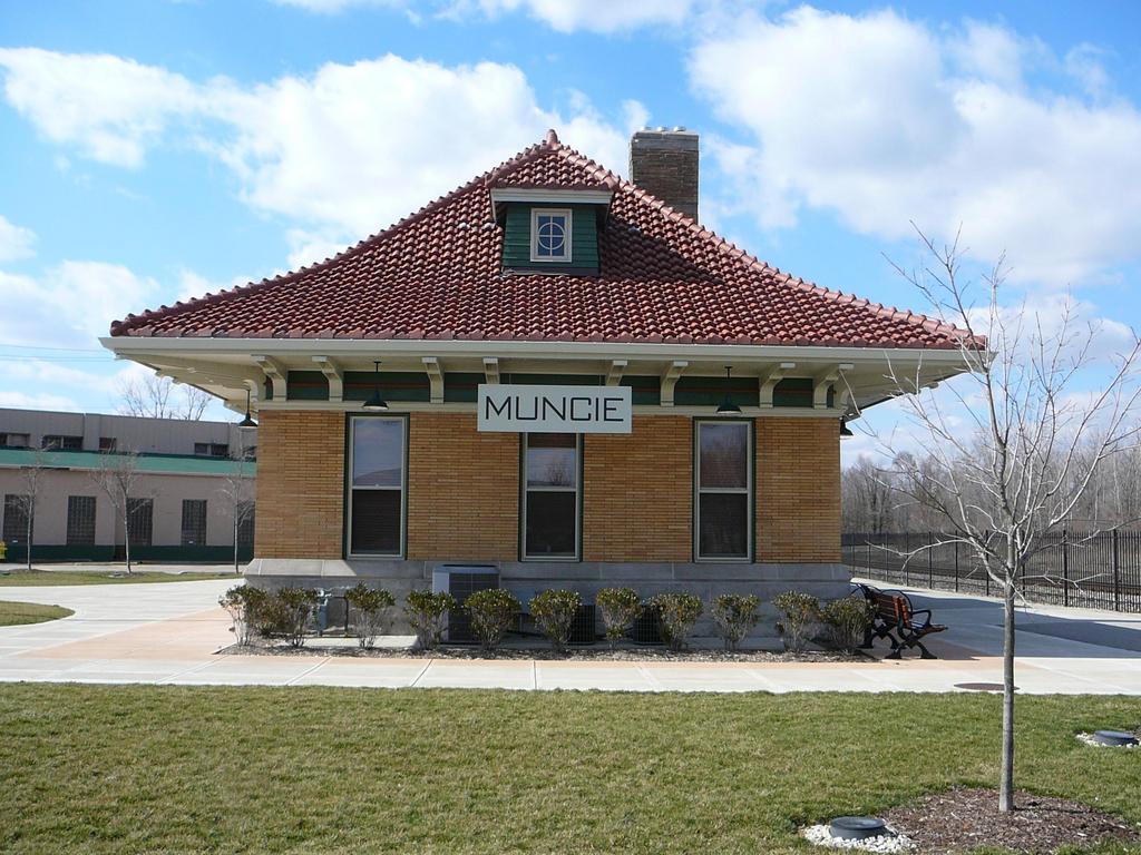 Muncie, IN: An old rail way depot now a gift shop in Muncie.