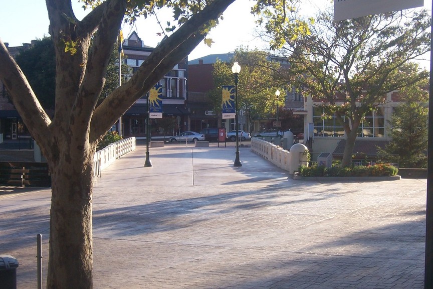 Vacaville, CA: Downtown Creekwalk, location where summer concerts take place.