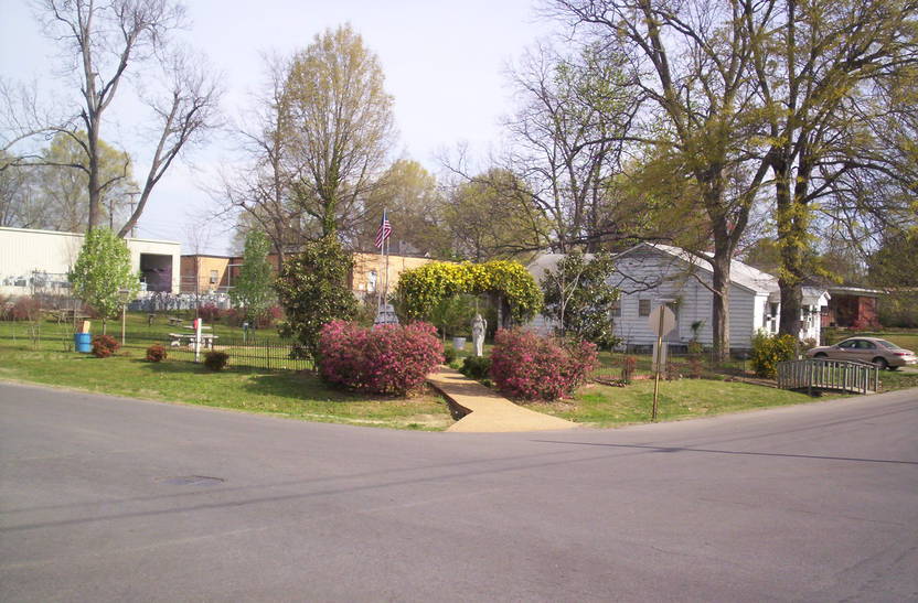 Booneville, MS: Small park on Main Street