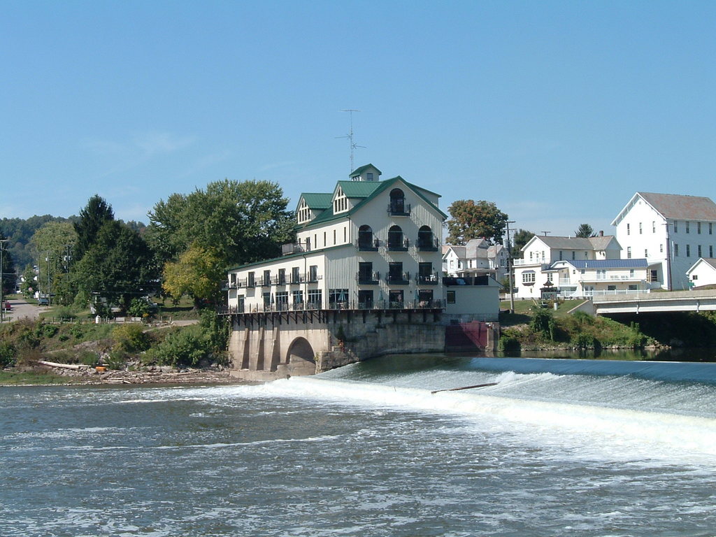 Stockport, OH: Stockport Mill Country Inn as viewed from lock #6 on the Muskingum River