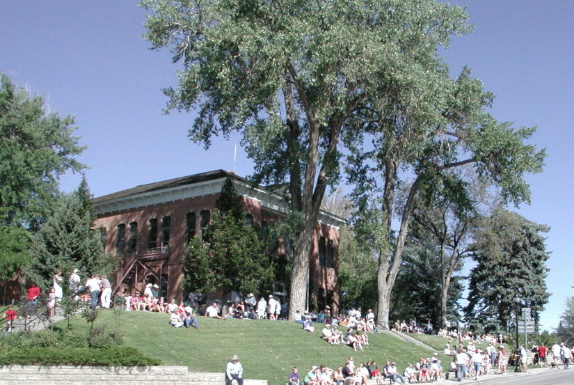Buffalo, WY: Parade watchers on the Court House lawn