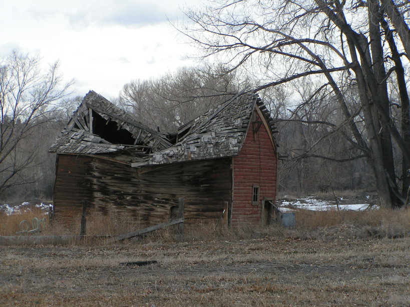 Columbus, MT: old house beside Yellowstone River