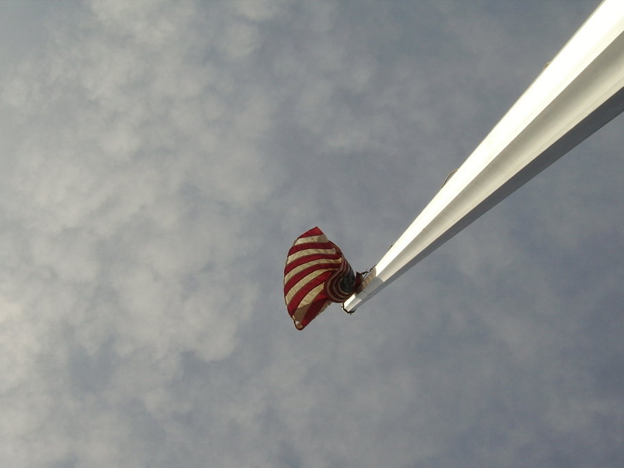 Coalinga, CA: Looking up the flagpole in this downtown park