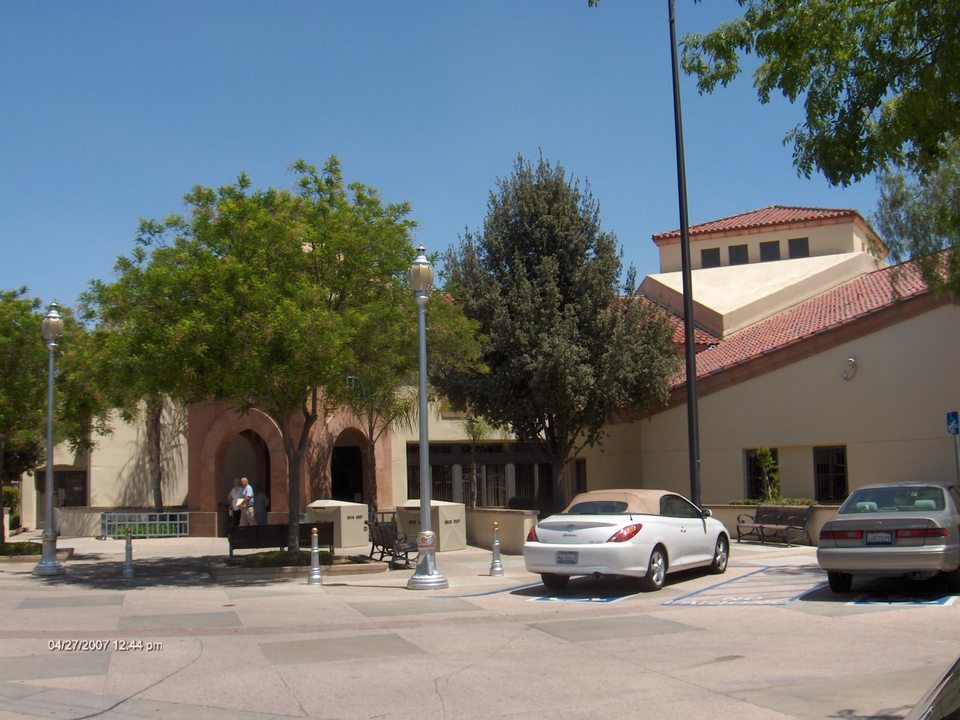 Perris, CA: View from parking lot of Perris Library