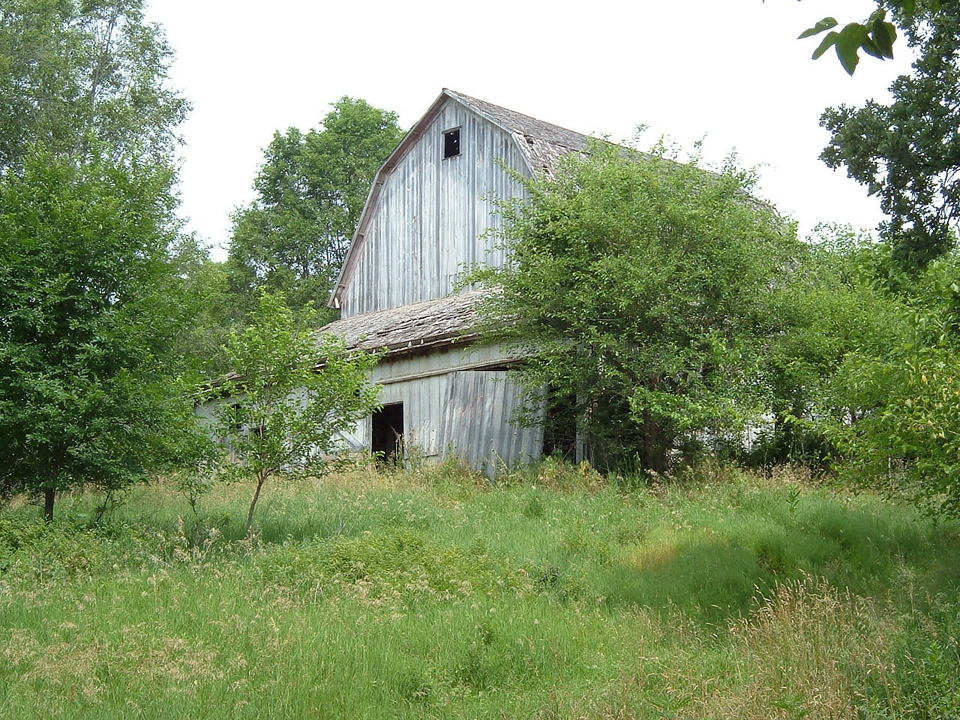 Essex, IA: A barn just to the west of the city of Essex, Ia