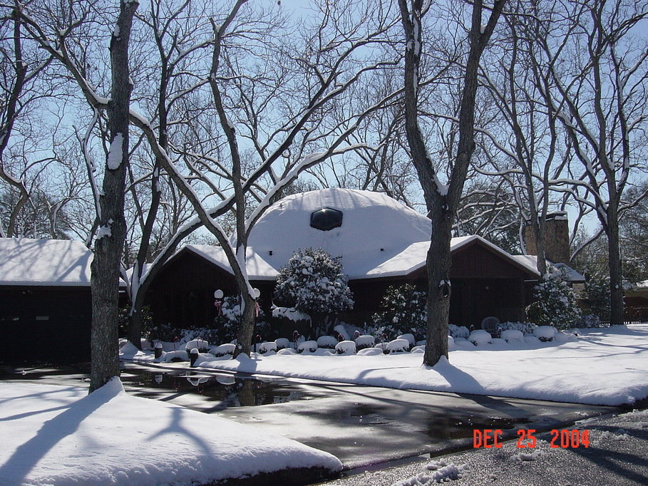 El Campo, TX: Zamora House Christmas Snow 2004