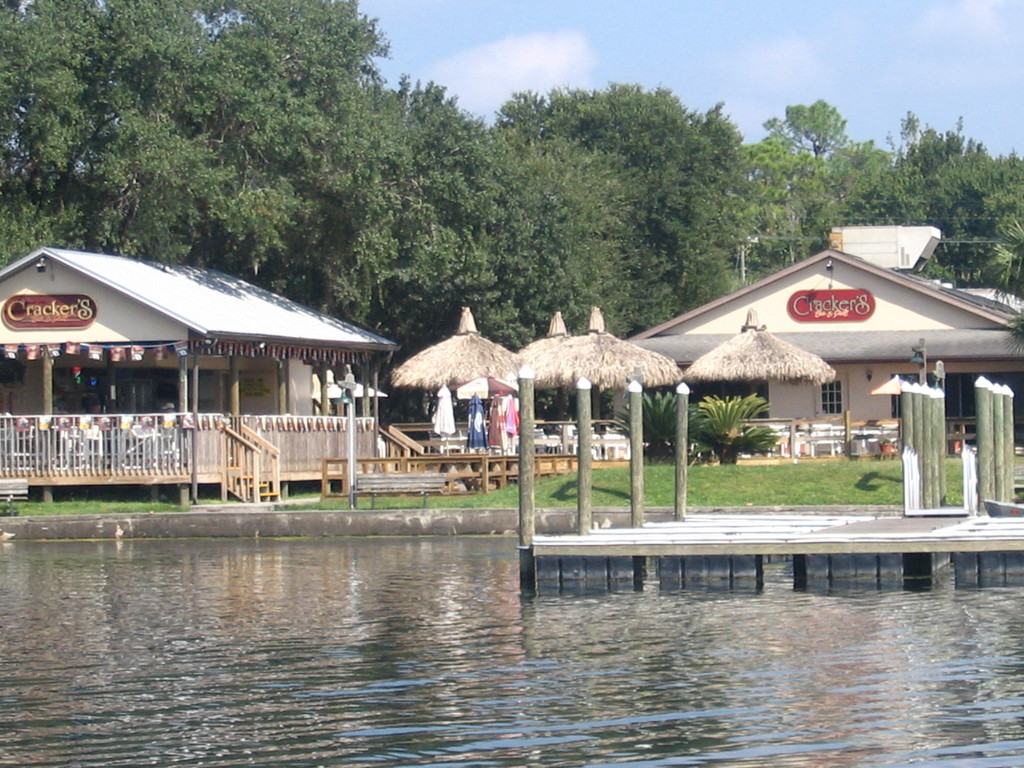 Crystal River, FL: Local favorite resturant at the mouth of the Crystal River