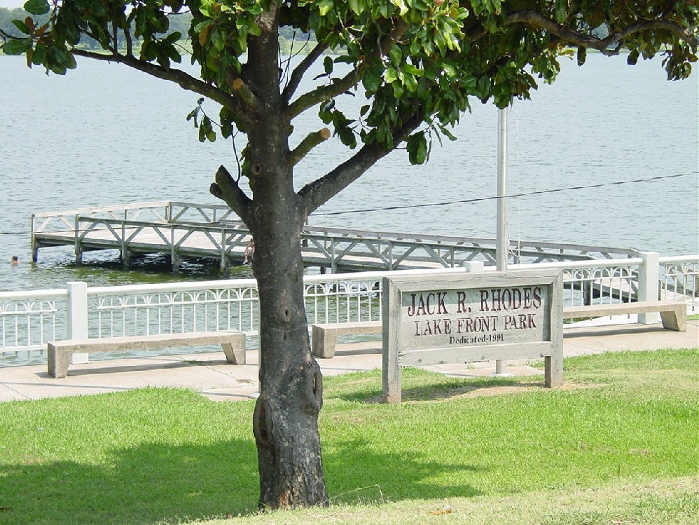 Lake Village, AR: Jack Rhodes lake front park in downtown Lake Village