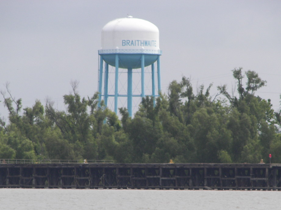 Belle Chasse, LA: Picture taken while on Belle Chasse`s ferry boat riding to the east bank. Picture is of Braithwaite, Louisiana`s water tower