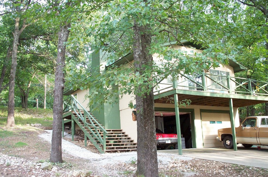 Spavinaw, OK: Two bedroom built on the side of a hill suronded by 60ft oak trees.