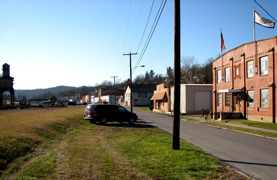 Ronceverte, WV: CITY OF RONCEVERTE VIEWED FROM THE NATIONAL GUARD ARMORY/TEABERRY ROAD AND FACING WEST - RAILROAD COALING TOWER AT LEFT EDGE