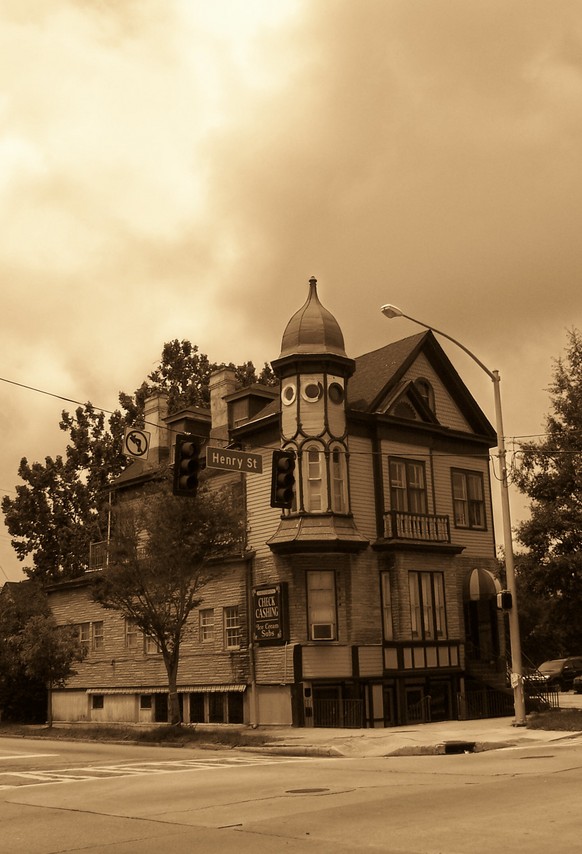 Savannah, GA: Interesting Victorian building on East Henry