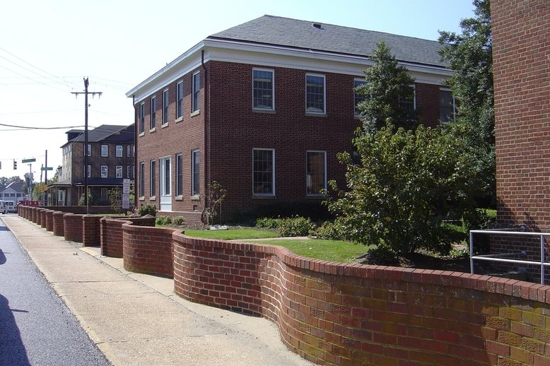 La Plata, MD: Serpentine brick wall surrounding the Charles County Courthouse