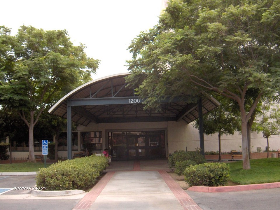 Riverside, CA: Univ. of California Riverside - Extension Center Entrance