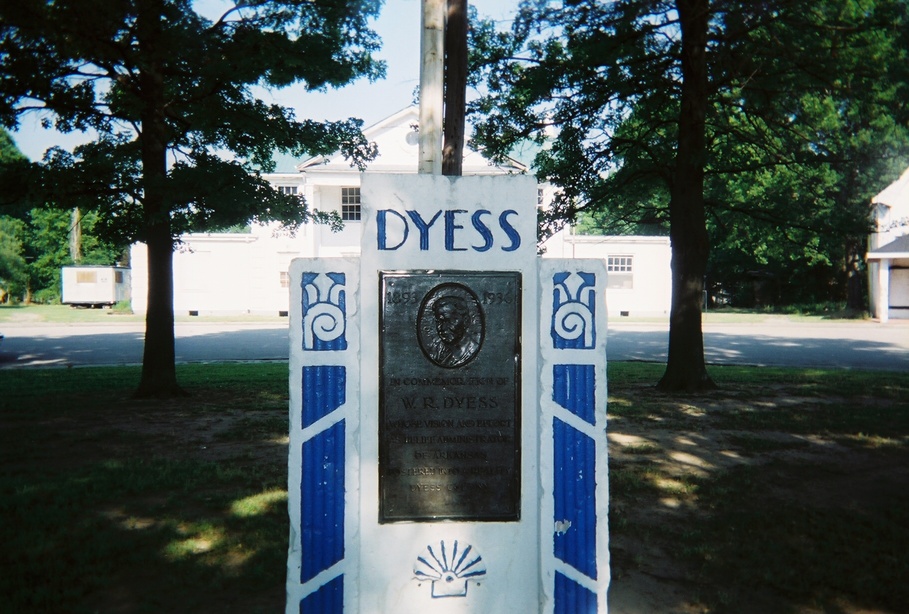 Dyess, AR: Dyesss Court House in back of plaque