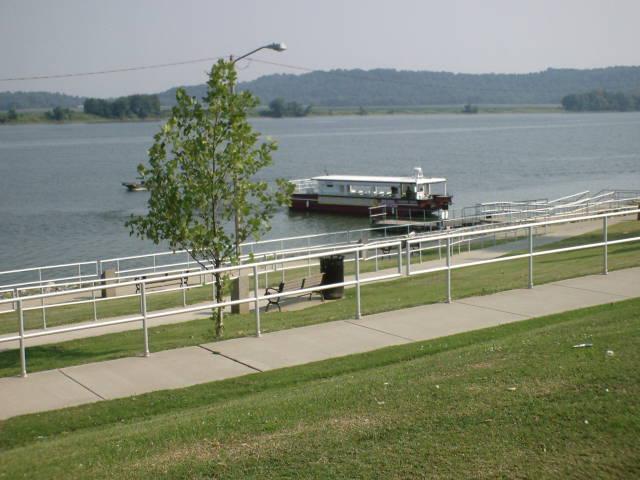 Rosiclare, IL: river taxi pulling in to dock