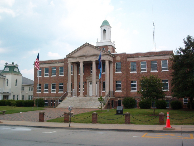 Farmville, VA: Prince Edward County Courthouse on Main Street in Farmville