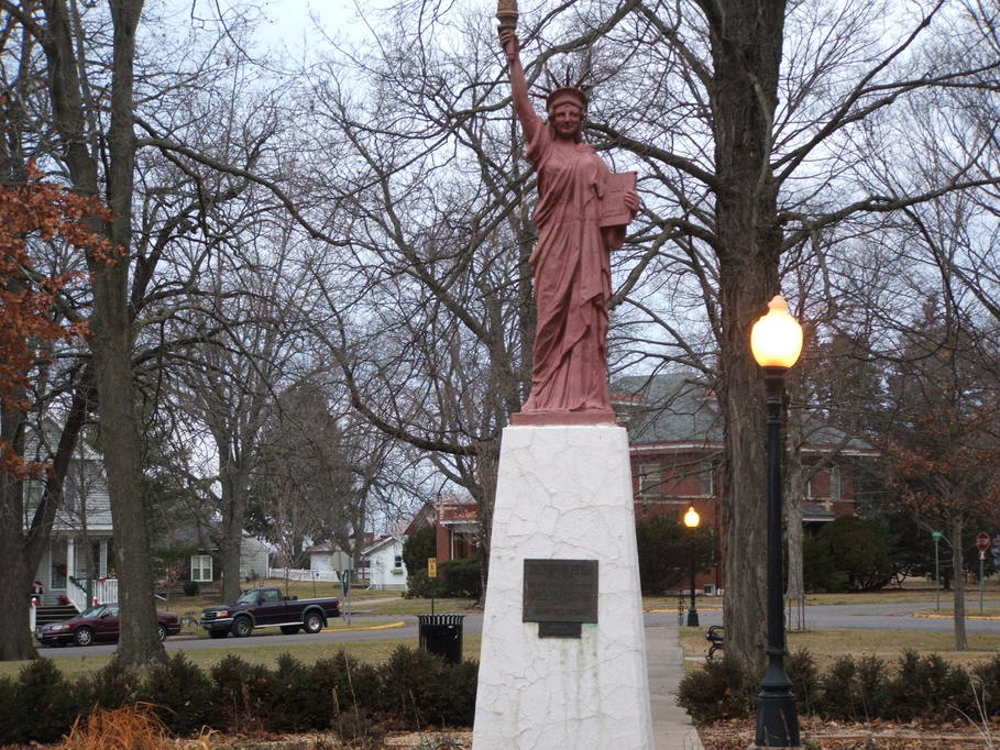 Warsaw, IL: statue of libity in the warsaw park