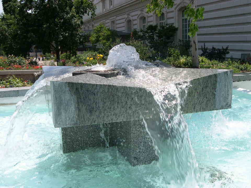 Salt Lake City, UT: Fountain near Mormon Temple