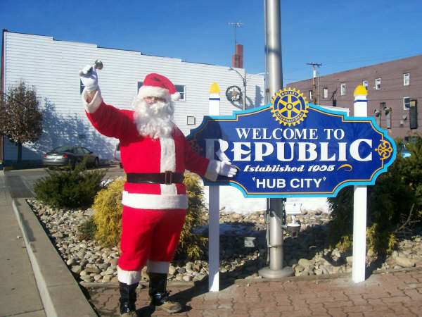 Republic, PA: this is our strolling santa he has been strolling our streets for years at christmas