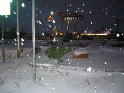 Walters, OK: Snow on the ground at the local United grocery store in Walters , Ok.
