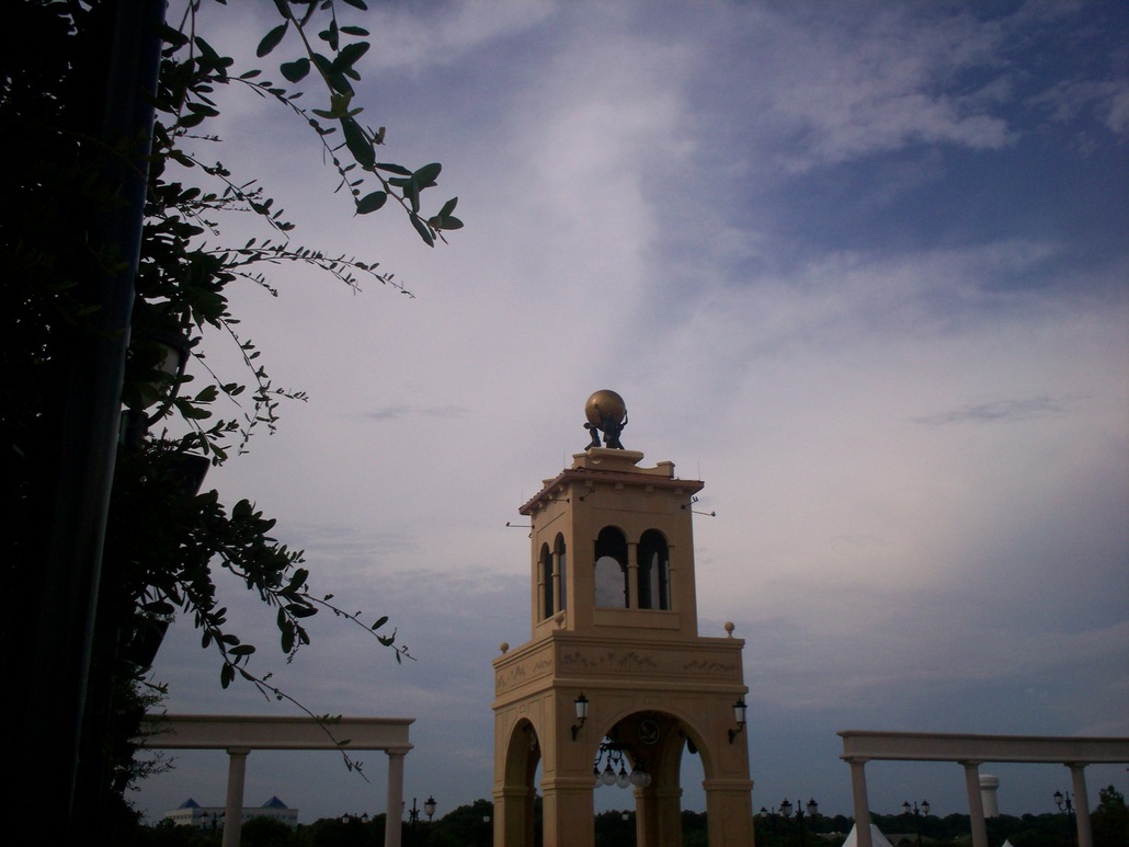 Altamonte Springs, FL: The towerlike structure in the middle of the Cranes Roost Park