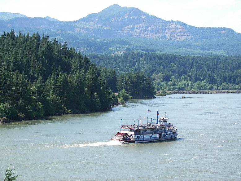 Cascade Locks, OR: Sternwheeler Tour Boat on the Columbia River at Cascade Locks, OR