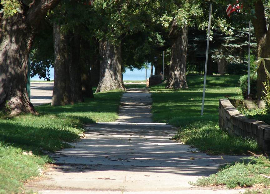 Emmetsburg, IA: No, it's not the deep south... this oak-treed path commences a mere 12-feet north from the corner antique store (at US 18 & Broadway) and leads us to the town's cool and cooling, high-pride spot: glacier-forged, Five Island Lake.