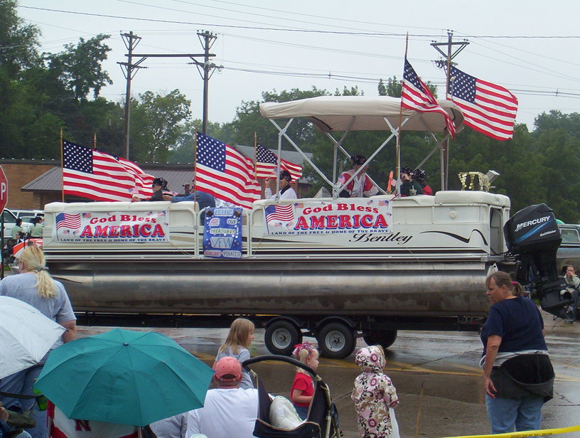 Yankton, SD: Yankton, SD Riverboat Days Parade - Yankton VFW Auxiliary Float