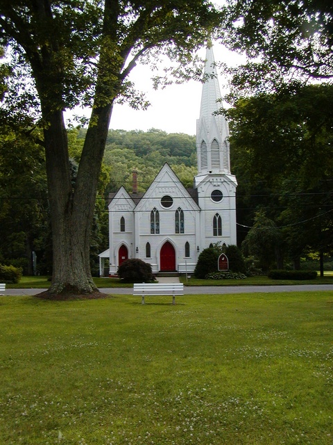 New Hartford Center, CT: St. John's Church on town green
