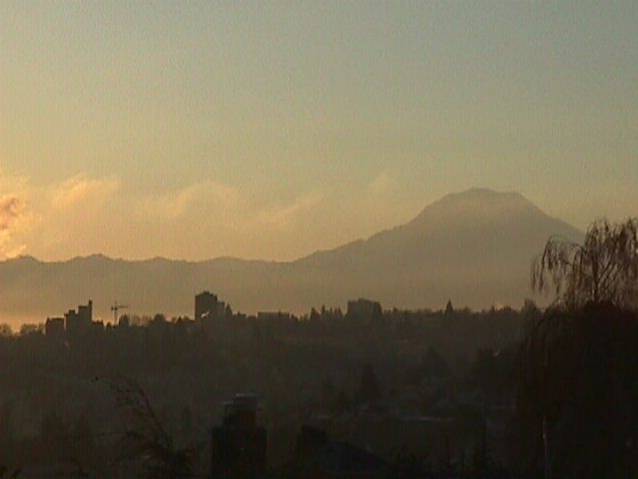 Tacoma, WA: View of Mt Rainier over the city of Tacoma * Winter morning