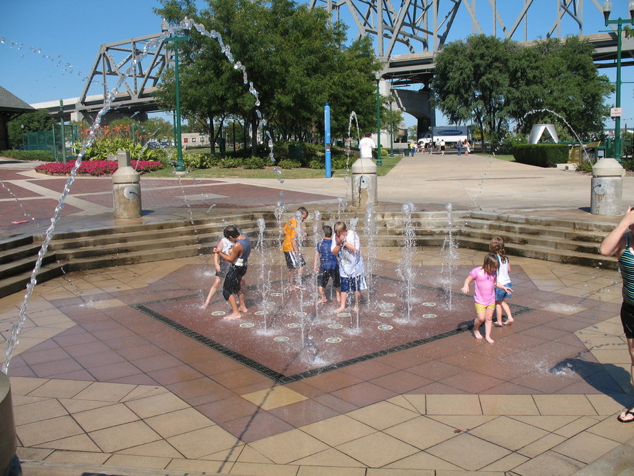 Peoria, IL: river front fountain
