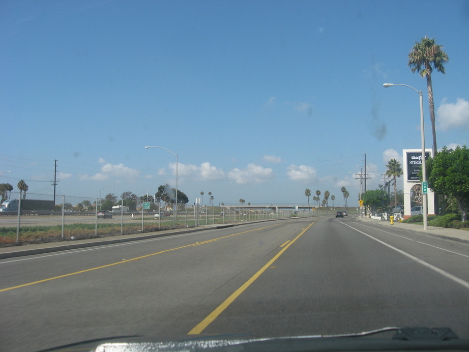 Camarillo, CA: Nice day looking at the entrance of the city at the 101