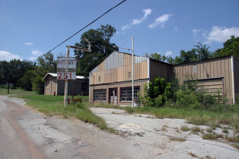 Cole, OK: Old service station