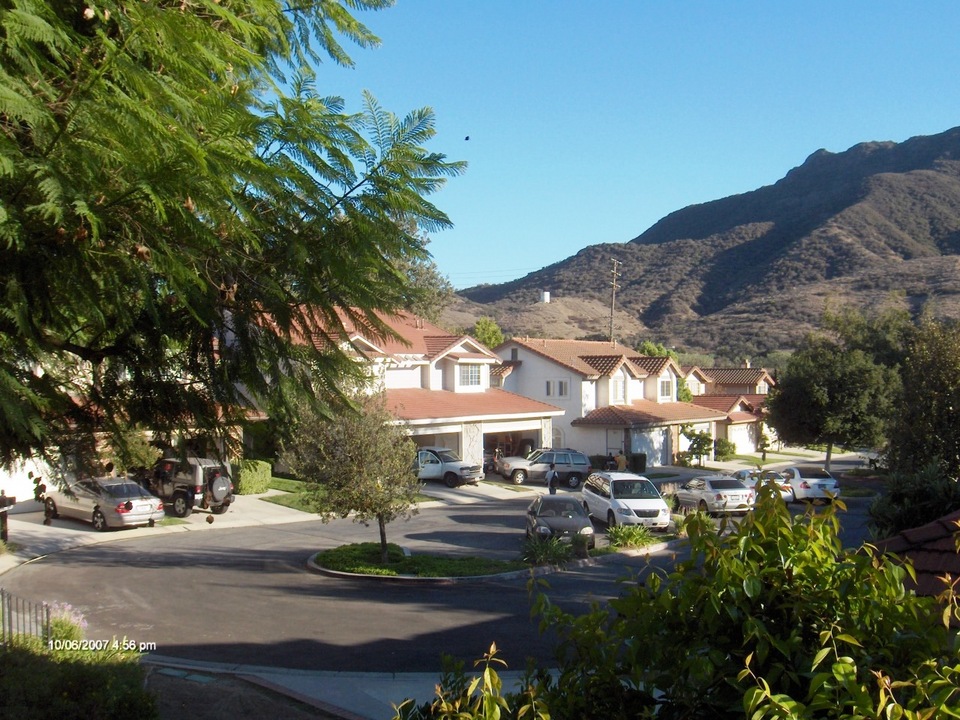 Agoura Hills, CA: Overlooking duplex housing