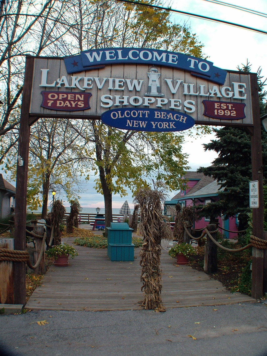 Olcott, NY: This is a photo of the enterance sign where the olcott village shops are. They're open mostly during the summer season and are mainly gift shops.