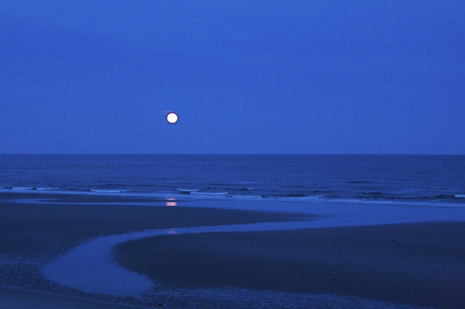 Ogunquit, ME: Moon rising over the ocean