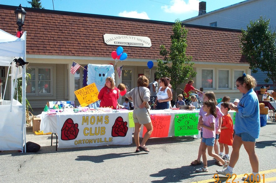 Ortonville, MI: Mom's Club Table at Septemberfest