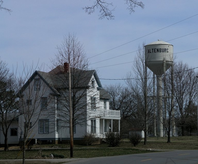 Altenburg, MO: house and watertower