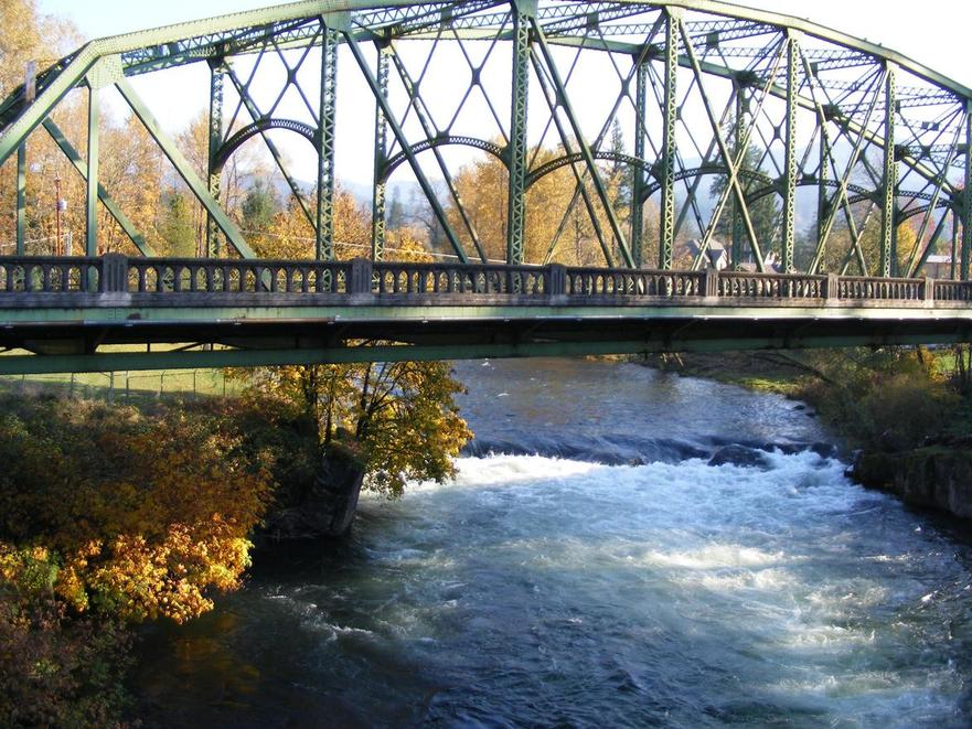 Mill City, OR: The bridge over the North Santiam River in the heart of Mill City