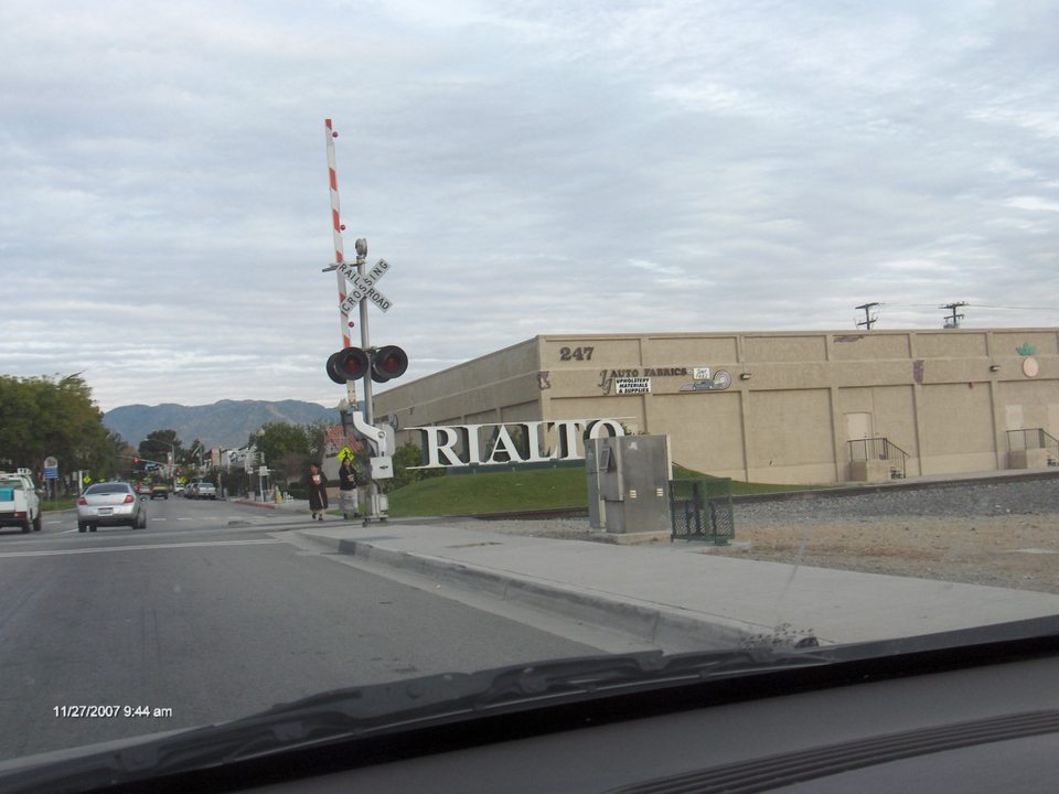 Rialto, CA: S. Riverside Ave. northbound through Rialto