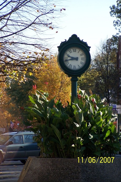 La Grange, KY: La Grange Historical District clock