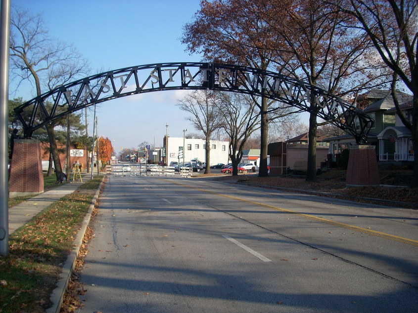 Fort Wayne, IN: New arch across East State Blvd.