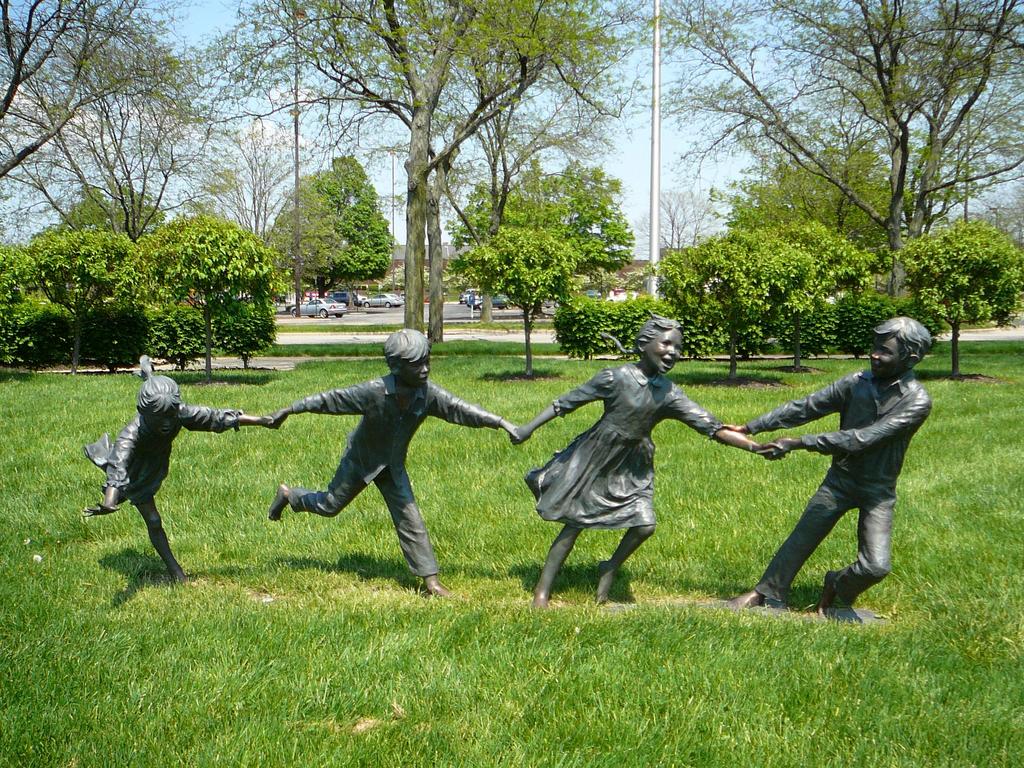 Columbus, IN: A statue in cloumbus