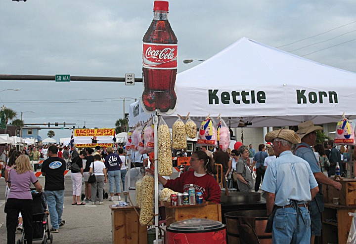 Cocoa Beach, FL: A bag of kettle korn is a must at The Space Coast Art Festval in Cocoa Beach